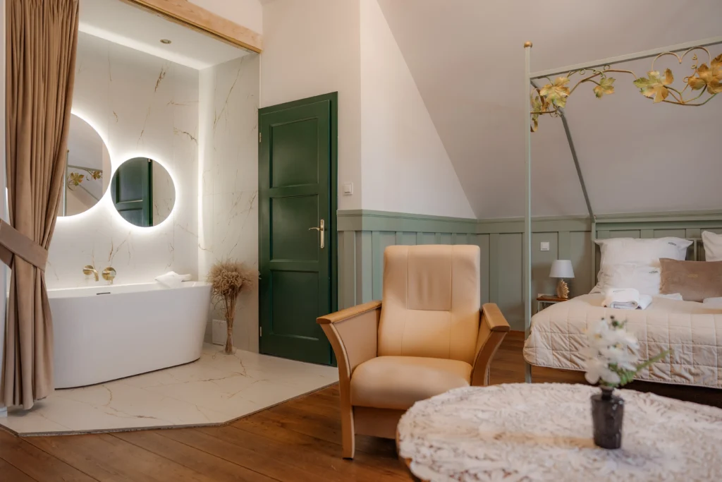 Luksusowy pokój w pensjonacie w Karpaczu z wanną wolnostojącą i wygodnym łóżkiem