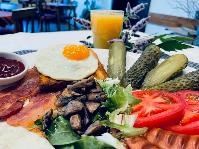 Pełne śniadanie w Domu Potok Karpacz z jajem sadzonym, bekonem, pieczarkami, świeżymi warzywami i sokiem